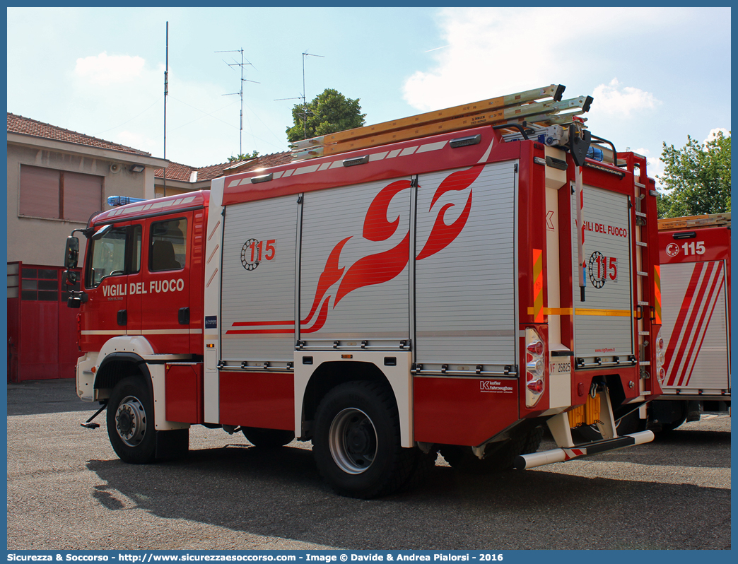 VF 26825
Corpo Nazionale Vigili del Fuoco
Man TGM 13.290
Allestitore Kofler Fahrzeugbau S.n.c.
(variante)
Parole chiave: VVF;V.V.F.;Corpo;Nazionale;Vigili;del;Fuoco;AutoPompaSerbatoio;APS;A.P.S.;AutoPompa;Man;TGM;18.340