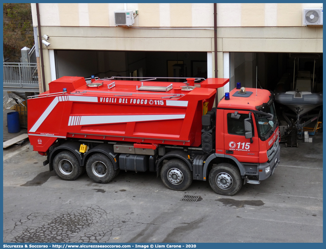 VF 26417
Corpo Nazionale Vigili del Fuoco
Mercedes Benz Actros 4141
(variante)
Parole chiave: VF;V.F.;VVF;V.V.F.;Corpo;Nazionale;Vigili del Fuoco;Mercedes;Benz;Actros;4141