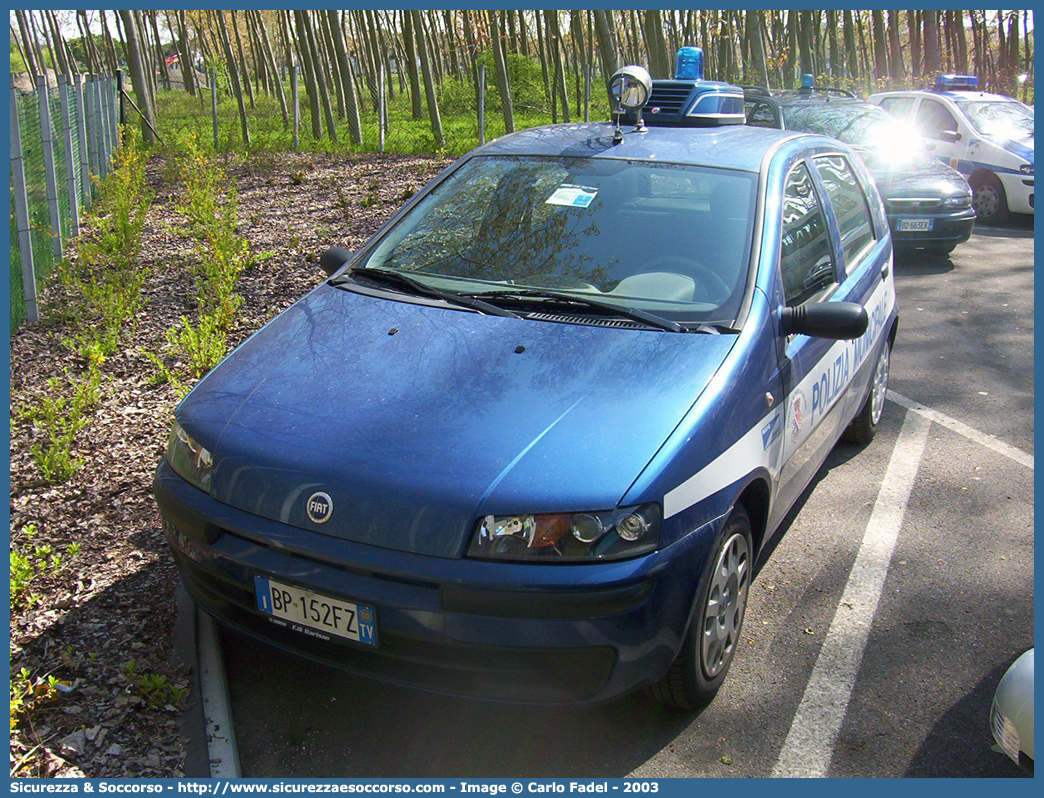 -
Polizia Municipale
Comune di Pieve di Soligo
Fiat Punto II serie
Parole chiave: PL;P.L.;PM;P.M.;Polizia;Locale;Municipale;Pieve;di;Soligo;Fiat;Punto