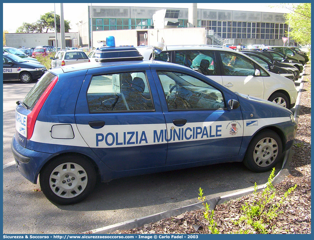 -
Polizia Municipale
Comune di Pieve di Soligo
Fiat Punto II serie
Parole chiave: PL;P.L.;PM;P.M.;Polizia;Locale;Municipale;Pieve;di;Soligo;Fiat;Punto