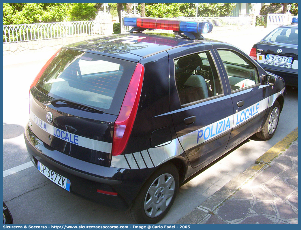 -
Polizia Locale
Comune di Valeggio sul Mincio
Fiat Punto III serie
Parole chiave: PL;P.L.;PM;P.M.;Polizia;Locale;Municipale;Valeggio sul Mincio;Fiat;Punto