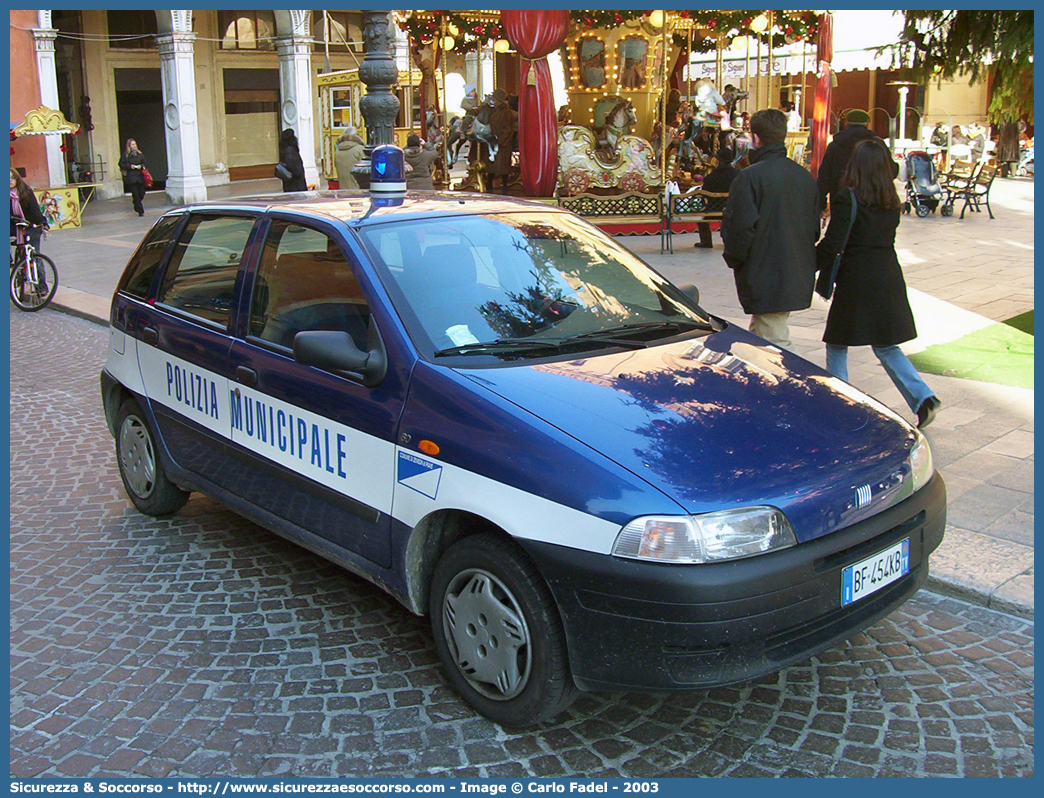 -
Polizia Municipale
Comune di Zenson di Piave
Fiat Punto I serie
Parole chiave: PL;P.L.;PM;P.M.;Polizia;Locale;Municipale;Zenson;di;Piave;Fiat;Punto