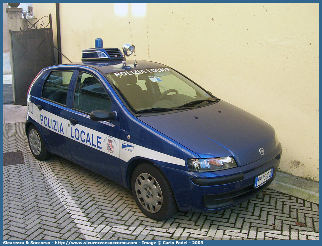 -
Polizia Municipale
Comune di Pieve di Soligo
Fiat Punto II serie
Parole chiave: PL;P.L.;PM;P.M.;Polizia;Locale;Municipale;Pieve;di;Soligo;Fiat;Punto