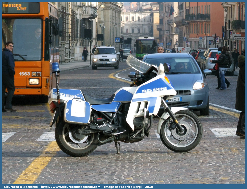 -
Polizia Municipale
Comune di Verona
BMW K100RT
Parole chiave: PL;P.L.;PM;P.M.;Polizia;Locale;Municipale;Verona;BMW;K100RT