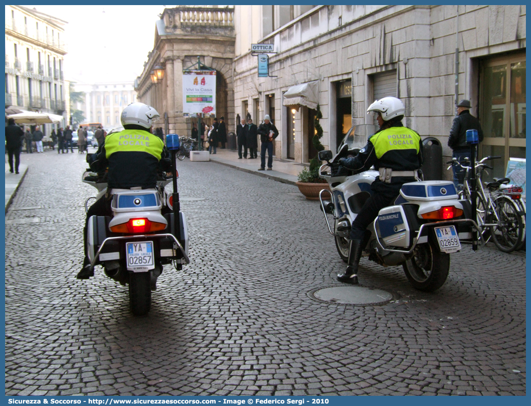 Polizia Locale YA02857 e YA02859
Polizia Municipale
Comune di Verona
BMW R850RT I serie
Parole chiave: PL;P.L.;PM;P.M.;Polizia;Locale;Municipale;Verona;BMW;R850RT