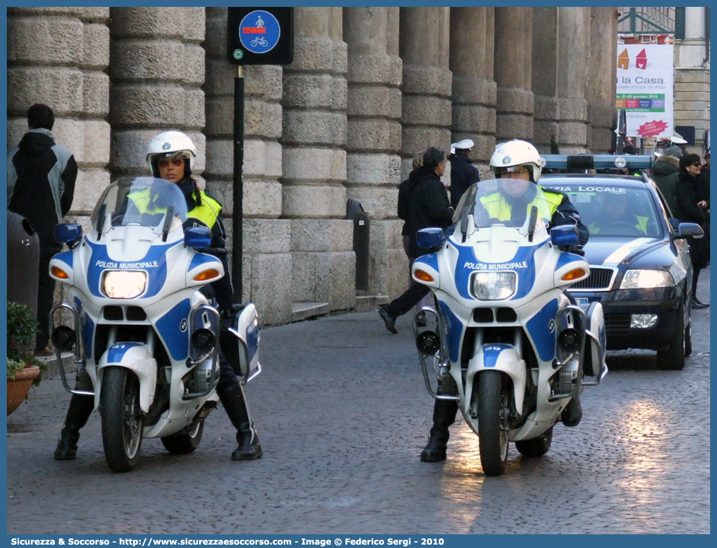 Polizia Locale YA02857 e YA02859
Polizia Municipale
Comune di Verona
BMW R850RT I serie
Parole chiave: PL;P.L.;PM;P.M.;Polizia;Locale;Municipale;Verona;BMW;R850RT