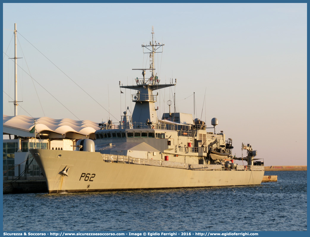 P62 "LÉ James Joyce"
Republic of Ireland
Poblacht na Héireann
Offshore Patrol Vessel
Samuel Beckett Class
Parole chiave: Republic;of;Ireland;Poblacht;na;Héireann;Irish;Naval;Service;An;tSeirbhís;Chabhlaigh;Offshore;Patrol;Vessel;Samuel;Beckett;Class