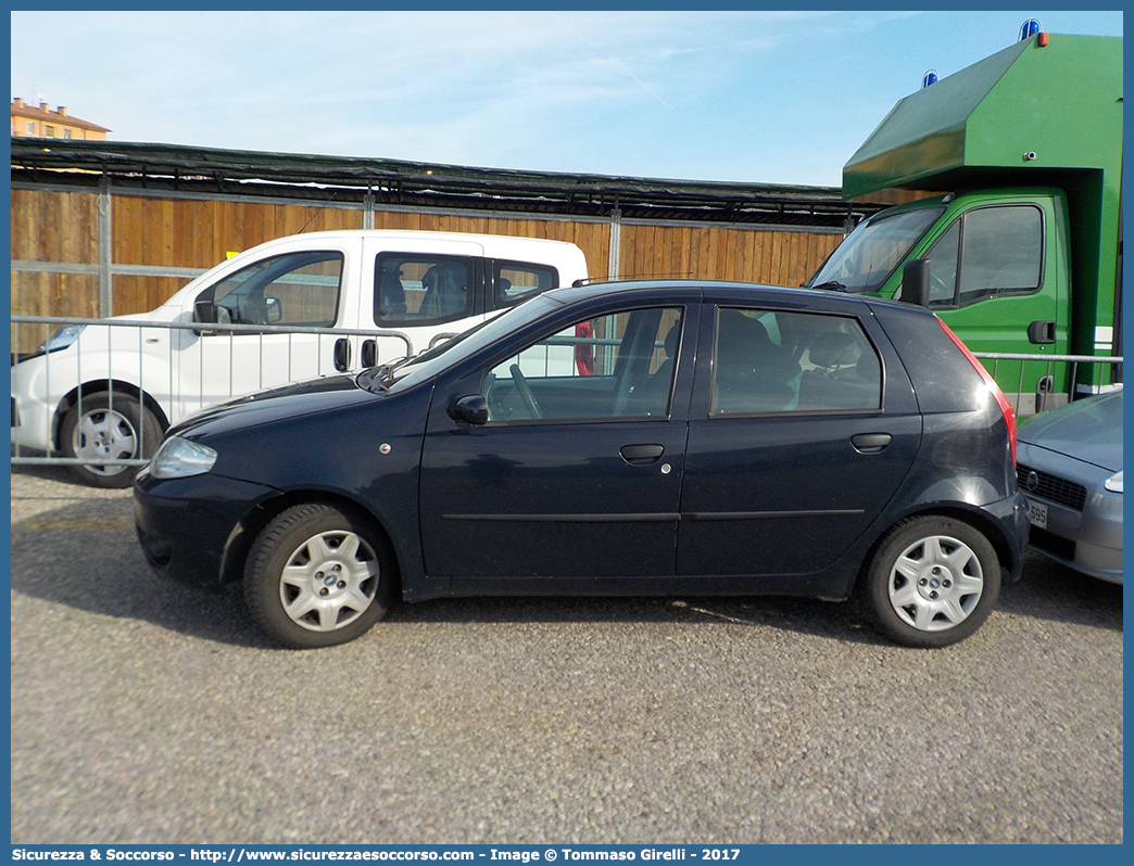 CC DP420
Arma dei Carabinieri
Fiat Punto III serie
Parole chiave: CC;C.C.;Arma;dei;Carabinieri;Fiat;Punto