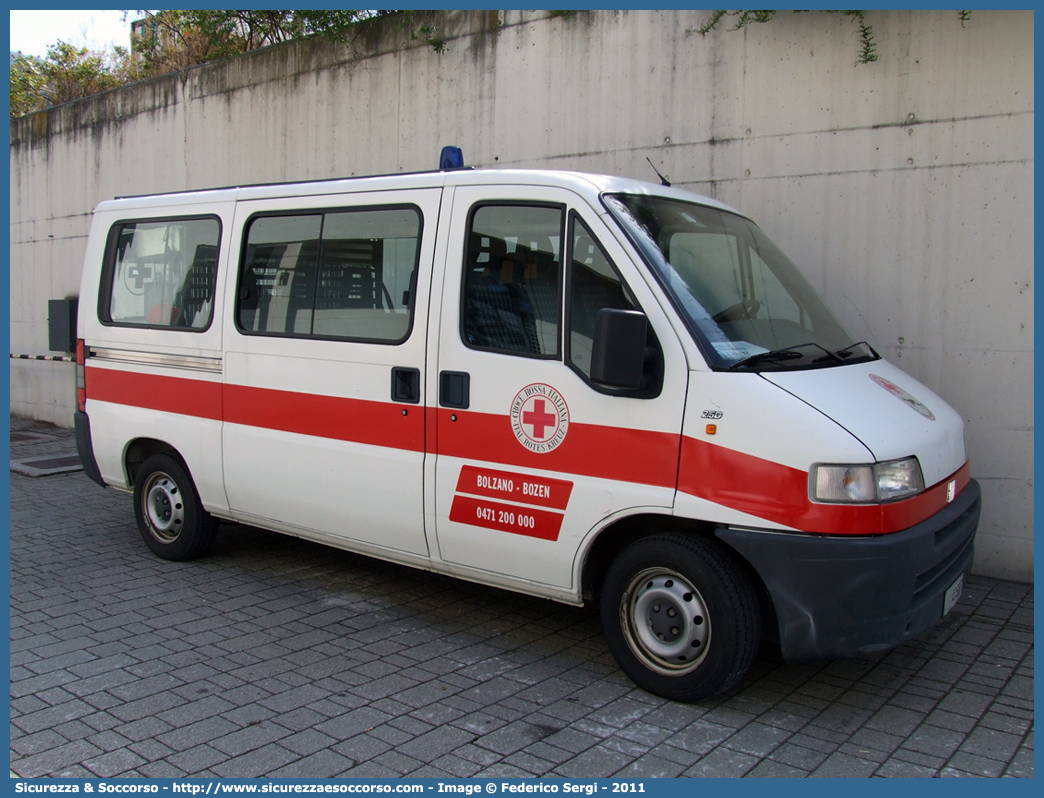 CRI A1687
Croce Rossa Italiana
Bolzano
Fiat Ducato II serie
Unità Cinofila
Parole chiave: CRI;C.R.I.;Croce;Rossa;Italiana;Bolzano;Fiat;Ducato;Unità;Cinofila;Cinofile;Cinofili