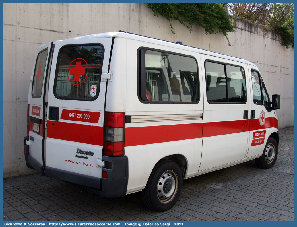 CRI A1687
Croce Rossa Italiana
Bolzano
Fiat Ducato II serie
Unità Cinofila
Parole chiave: CRI;C.R.I.;Croce;Rossa;Italiana;Bolzano;Fiat;Ducato;Unità;Cinofila;Cinofile;Cinofili