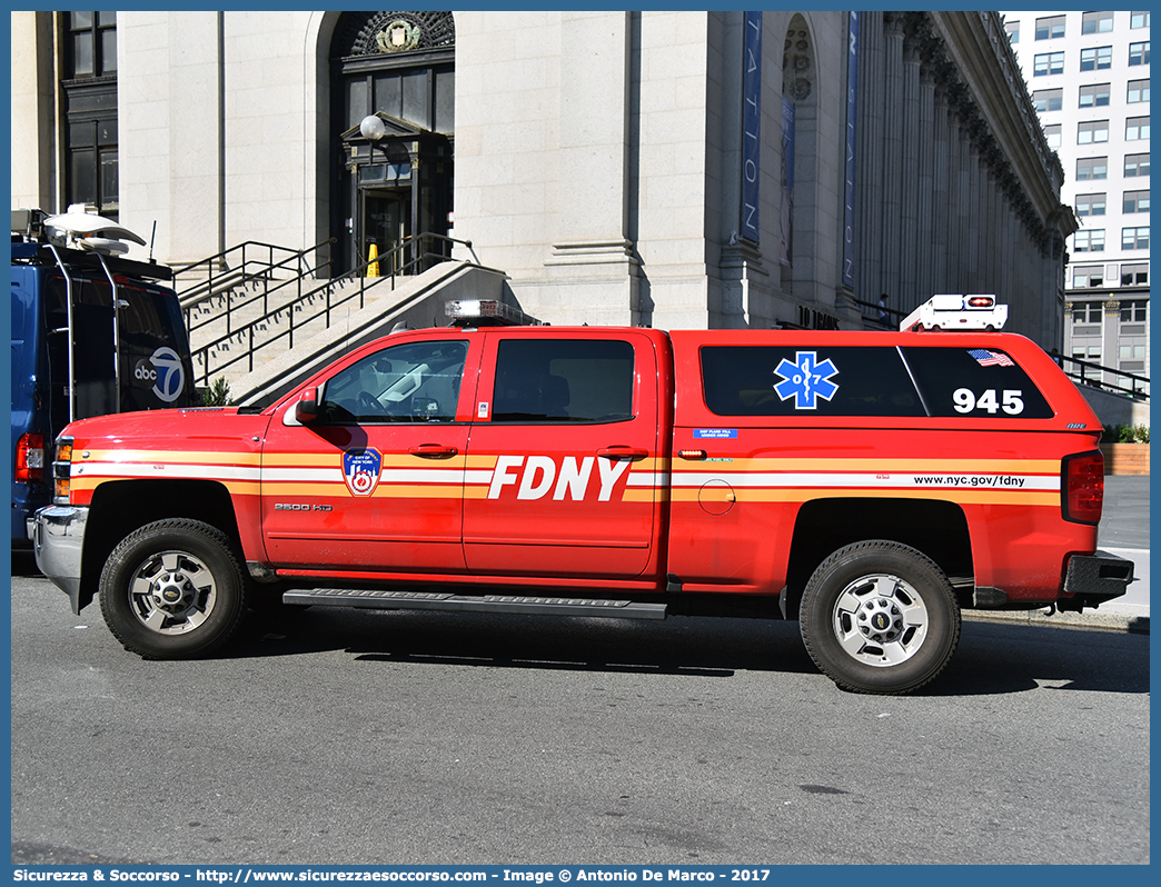 945 - GM16060
United States of America
New York Fire Department
Chevrolet Silverado III generation
Condition Unit
Parole chiave: United;States;of;America;USA;U.S.A.;NYFD;N.Y.F.D.;New;York;Fire;Department;EMS;E.M.S.;Emergency;Medical;Service;Condition;Unit;Chevrolet;Silverado