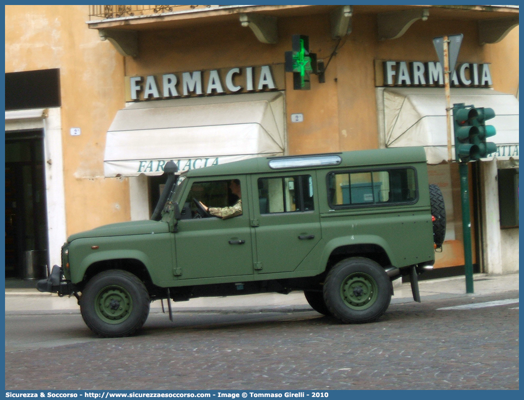 AFI N7894
United States Air Force
Land Rover Defender 110
Parole chiave: AFI;A.F.I.;Allied;Force;Italy;USAF;U.S.A.F.;United;States;Air;Force;Land Rover;Defender;110