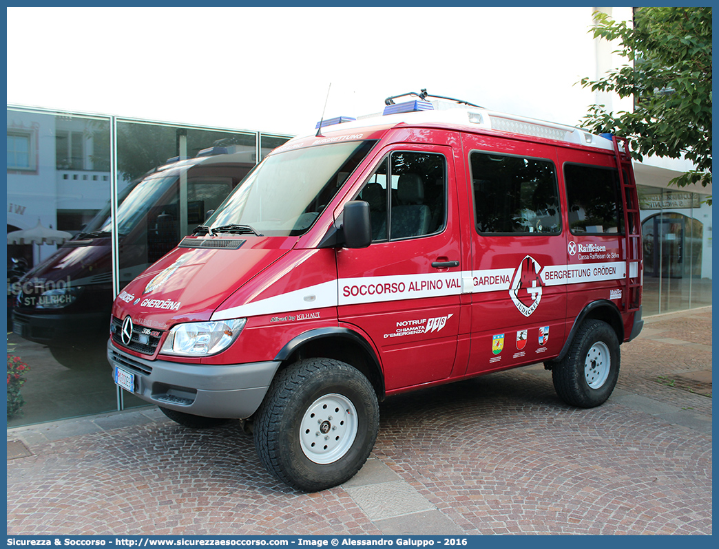 PC ZS0E9
Bergrettungsdienst im Alpenverein Südtirol
Bergrettung Gröden - Soccorso Alpino Val Gardena
Mercedes-Benz Sprinter 316 I serie restyling
Allestitore MobilTec GmbH
Parole chiave: AVS;A.V.S.;CNSAS;C.N.S.A.S.;Soccorso;Alpino;Spelelogico;Bergrettungsdienst;Alpenverein;Südtirol;Gröden;Val;Gardena;Judacrëp;Gherdëina;Catores;Mercedes;Benz;Sprinter;316;MobilTec