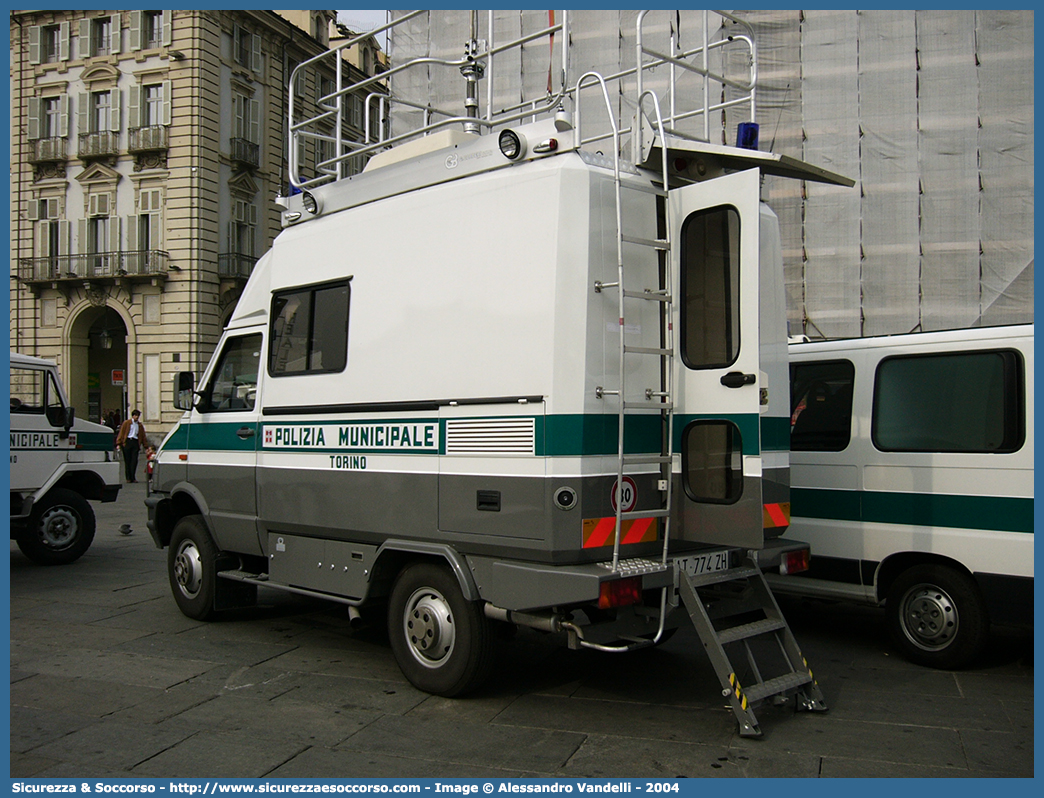 -
Polizia Municipale
Comune di Torino
Iveco Daily II serie 4x4
Parole chiave: PL;P.L.;PM;P.M.;Polizia;Locale;Municipale;Torino;Iveco;Daily;4x4