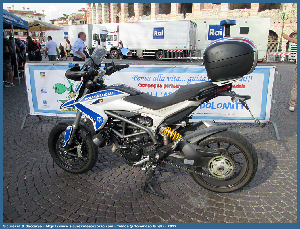 Polizia Locale YA02890
Polizia Locale
Comune di Verona
Ducati Hyperstrada 800
Allestitore Bertazzoni S.r.l.
Parole chiave: PL;P.L.;PM;P.M.;Polizia;Locale;Municipale;Verona;Ducati;Hyperstrada;800;Bertazzoni