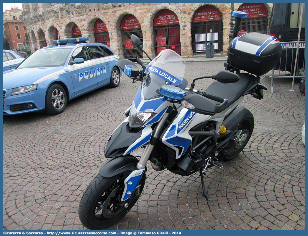 Polizia Locale YA02891
Polizia Locale
Comune di Verona
Ducati Hyperstrada 800
Allestitore Bertazzoni S.r.l.
Parole chiave: PL;P.L.;PM;P.M.;Polizia;Locale;Municipale;Verona;Ducati;Hyperstrada;800;Bertazzoni