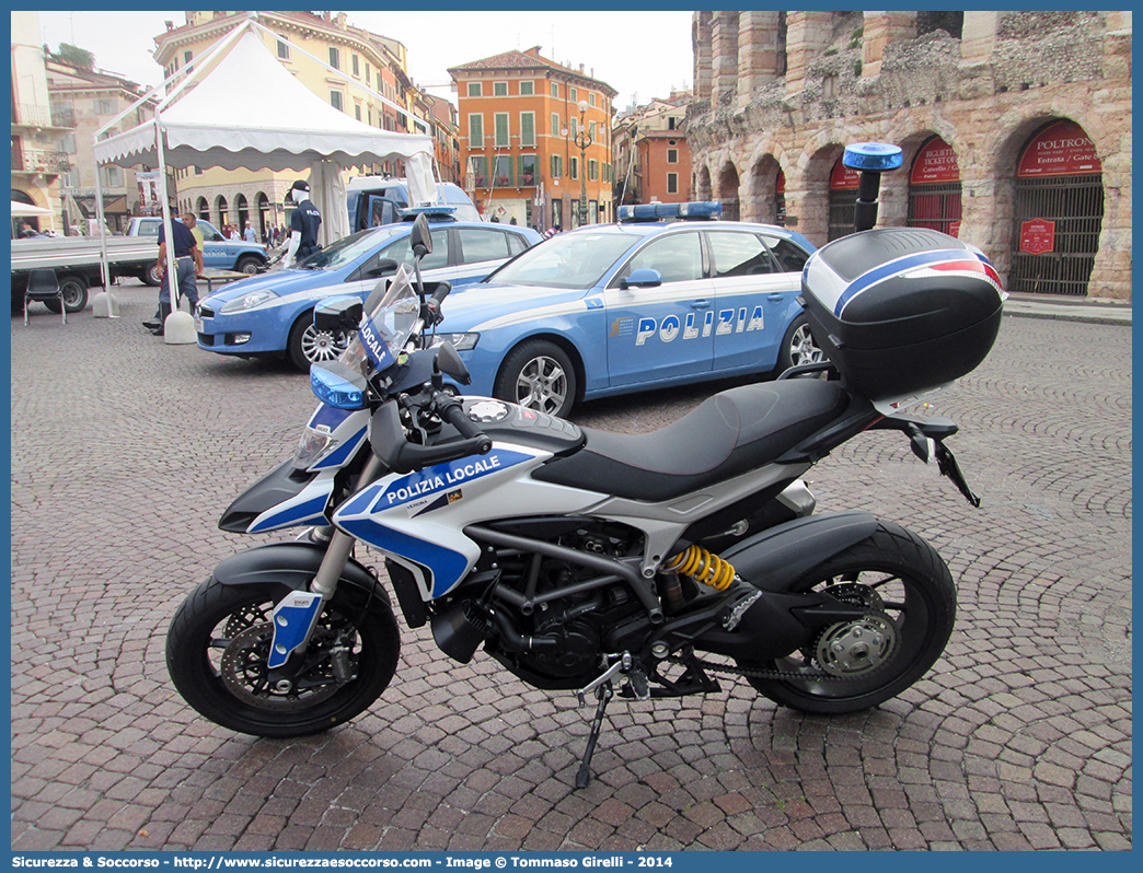 Polizia Locale YA02891
Polizia Locale
Comune di Verona
Ducati Hyperstrada 800
Allestitore Bertazzoni S.r.l.
Parole chiave: PL;P.L.;PM;P.M.;Polizia;Locale;Municipale;Verona;Ducati;Hyperstrada;800;Bertazzoni