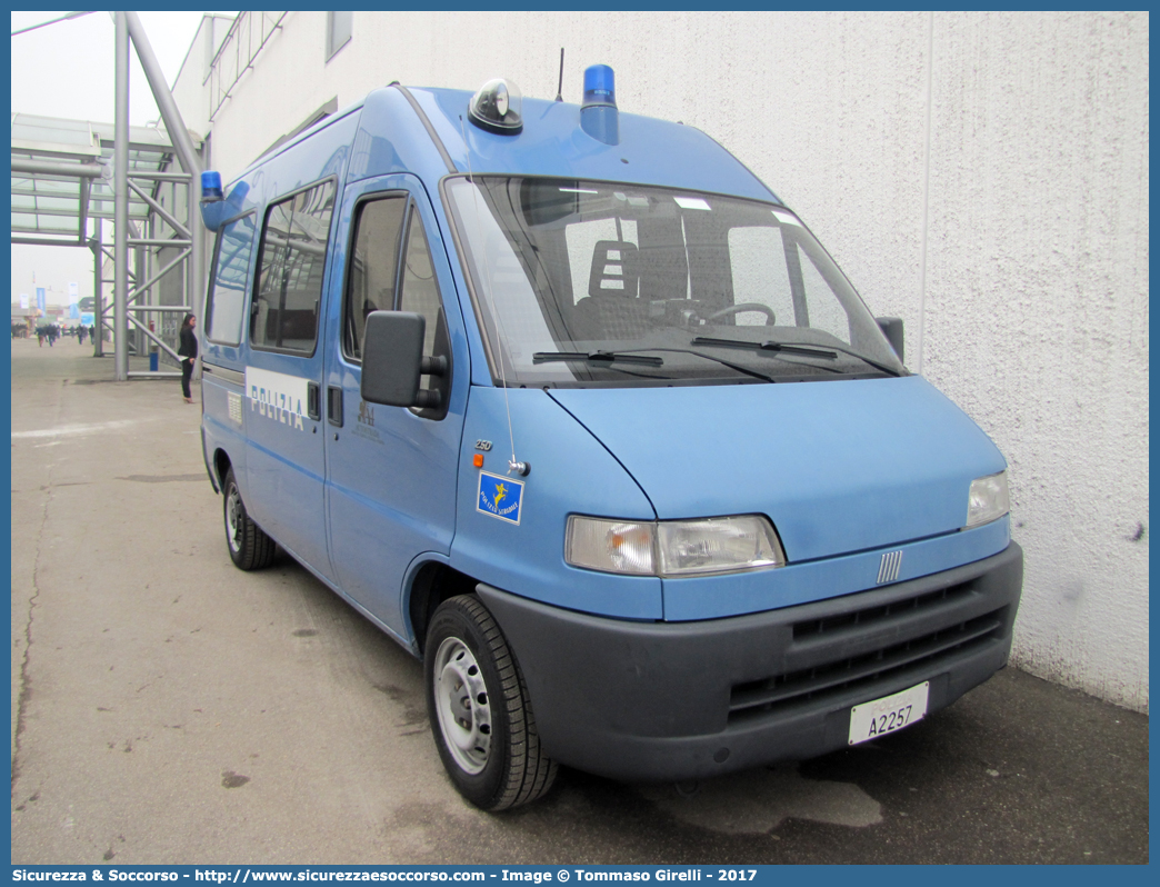 Polizia A2257
Polizia di Stato
Polizia Stradale
Autostrada Bs/Vr/Vi/Pd S.p.A.
Fiat Ducato II serie
(variante)
Parole chiave: PS;P.S.;Polizia;di;Stato;Stradale;Autostradale;Autostrada;Serenissima;Bs/Vr/Vi/Pd S.p.A.;Fiat;Ducato