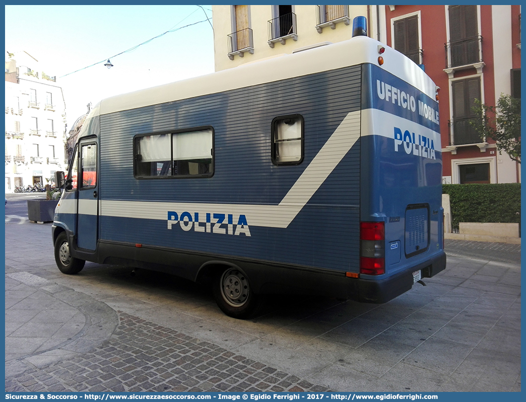 Polizia E1893
Polizia di Stato
Fiat Ducato II serie CM22N
Allestitore Orlandi S.r.l.
Parole chiave: PS;P.S.;Polizia;di;Stato;Pubblica;Sicurezza;Fiat;Ducato;CM22N;Orlandi;Stazione;Ufficio;Mobile