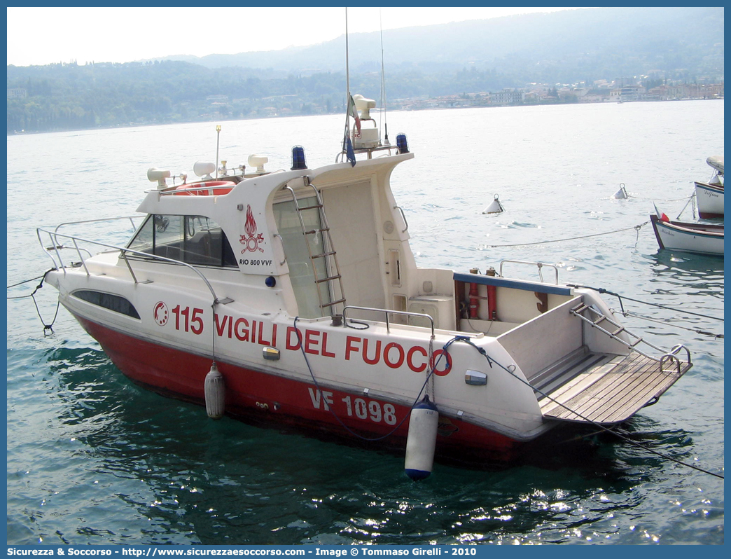 VF 1098
Corpo Nazionale Vigili del Fuoco
Nucleo Portuale
MotoBarca Rio 800
Parole chiave: VVF;V.V.F;Corpo;Nazionale;Vigili;del;Fuoco;MotoBarca;Rio;800;Portuale;Navale;Nautica;Nautico;Nautici;Porti;Imbarcazione;Motoscafo