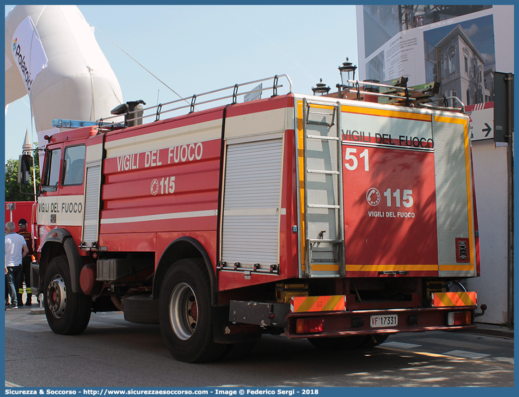 VF 17331
Corpo Nazionale Vigili del Fuoco
Iveco 190-26
(variante)
Allestitore Baribbi S.p.A.
Ricondizionato Maritan S.r.l.
Parole chiave: VVF;V.V.F.;Corpo;Nazionale;Vigili;del;Fuoco;ABP;A.B.P.;AutoBottePompa;AutoBotte;Fiat;Iveco;190-26;190 - 26;Baribbi;Maritan