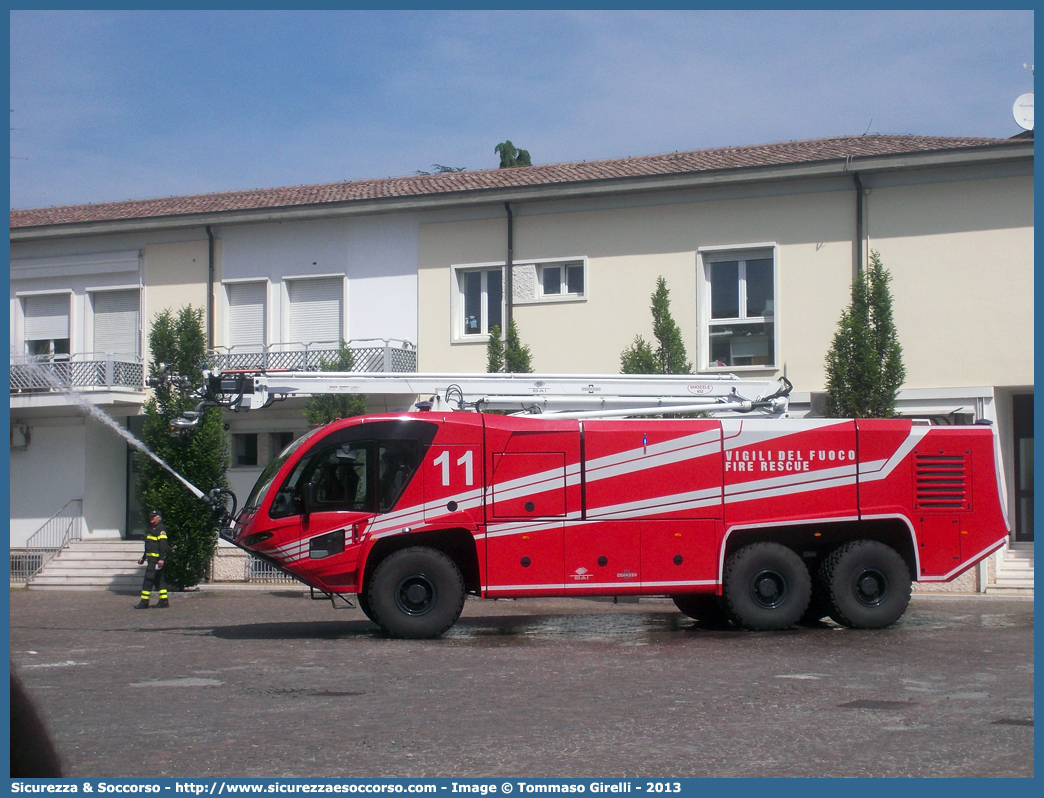 VF 25472
Corpo Nazionale Vigili del Fuoco
Nucleo Aeroportuale
Oshkosh Bai Striker E
Parole chiave: VVF;V.V.F.;Corpo;Nazionale;Vigili;del;Fuoco;Oshkosh;Striker E;Aeroportuale