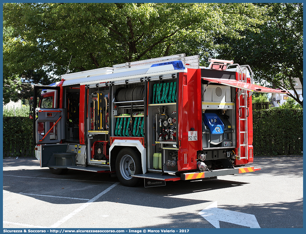 VF 25D BZ
Vigili del Fuoco Volontari Cornaiano-Colterenzio
Freiwillige Feuerwehr Girlan-Schreckbichl
Mercedes Benz Atego 1329 II serie
Allestitore Brandschutz S.r.l.
Parole chiave: VFV;V.F.V.;Vigili;Fuoco;Volontari;Freiwillige;Feuerwehr;Cornaiano;Colterenzio;Girlan;Schreckbichl;Mercedes;Benz;Atego;1329;Brandschutz