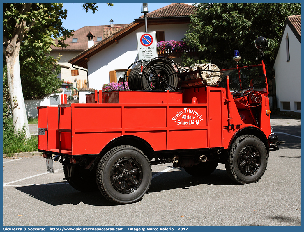 VF 2886
Vigili del Fuoco Volontari Cornaiano-Colterenzio
Freiwillige Feuerwehr Girlan-Schreckbichl
SPA 39
Parole chiave: VFV;V.F.V.;Vigili;Fuoco;Volontari;Freiwillige;Feuerwehr;Cornaiano;Colterenzio;Girlan;Schreckbichl;SPA;39