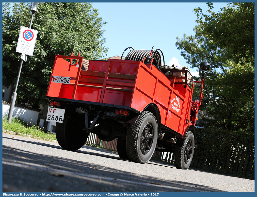 VF 2886
Vigili del Fuoco Volontari Cornaiano-Colterenzio
Freiwillige Feuerwehr Girlan-Schreckbichl
SPA 39
Parole chiave: VFV;V.F.V.;Vigili;Fuoco;Volontari;Freiwillige;Feuerwehr;Cornaiano;Colterenzio;Girlan;Schreckbichl;SPA;39