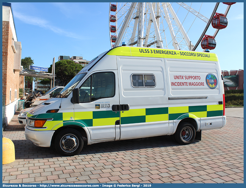 ALFA 30
118 Venezia - Mestre
Azienda ULSS 3 - Serenissima
Iveco Daily 35C13 III serie
Allestitore Ambitalia S.p.A.
(variante)
Parole chiave: 118;SUEM;S.U.E.M.;Venezia;Mestre;Emergenza;Iveco;Daily;35C13;NBCR;N.B.C.R.;USIM;U.S.I.M.;Unità;Supporto;Incidente;Maggiore;Ambitalia