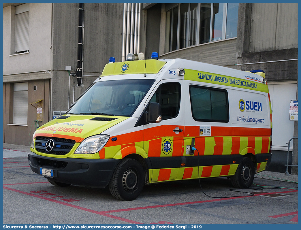 003
SUEM 118 Treviso Emergenza
Azienda ULSS 2 - Marca Trevigiana
Mercedes Benz Sprinter II serie
Allestitore MAF S.n.c.
Parole chiave: 118;SUEM;S.U.E.M.;Treviso;Emergenza;Ambulanza;Mercedes Benz;Sprinter;MAF