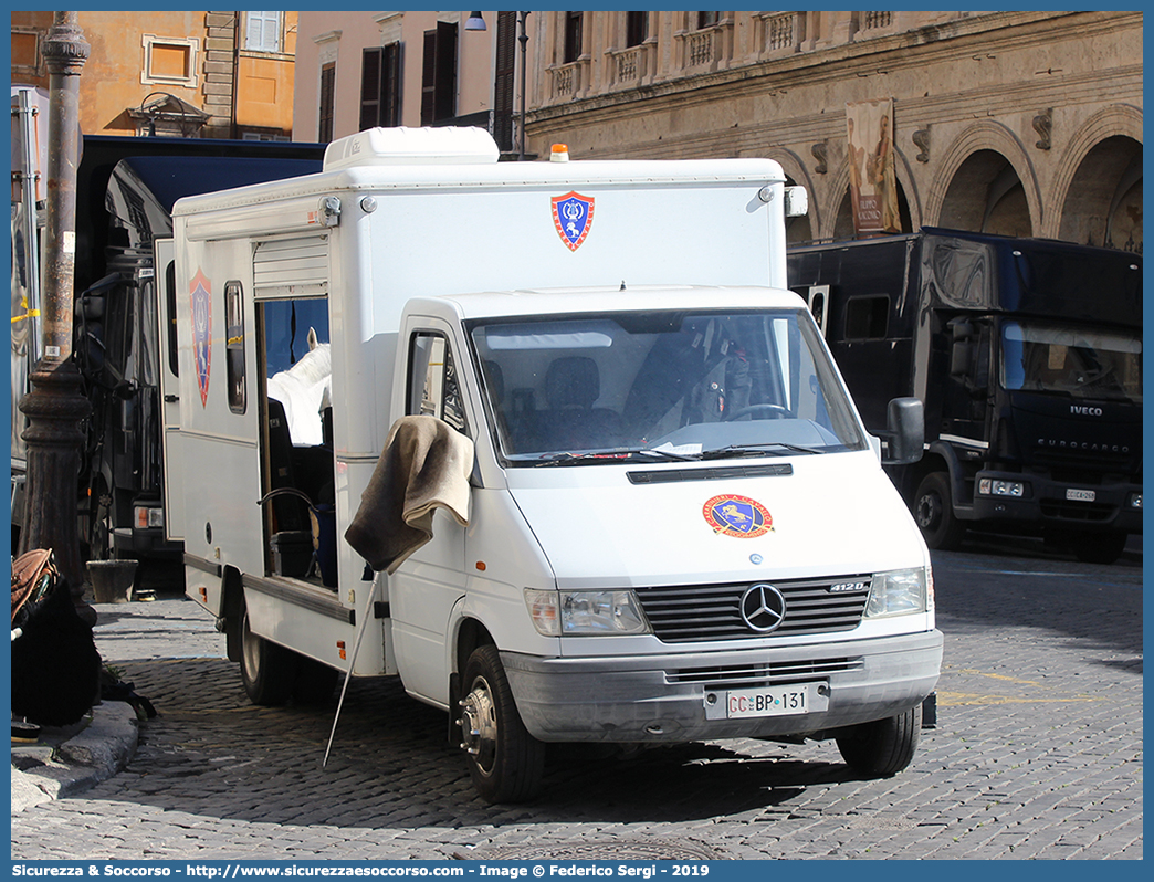 CC BP131
Arma dei Carabinieri
4° Reggimento Carabinieri a Cavallo
Mercedes Benz Sprinter I serie
Parole chiave: CC;C.C.;Arma;dei;Carabinieri;Reggimento;a;Cavallo;Mercedes;Benz;Sprinter