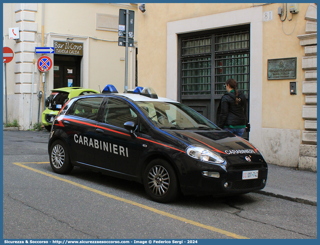 CC DT742
Arma dei Carabinieri
Comando Carabinieri Banca d'Italia
Fiat Punto IV serie
Parole chiave: CC;C.C.;Arma;dei;Carabinieri;Banca;Italia;Fiat;Punto