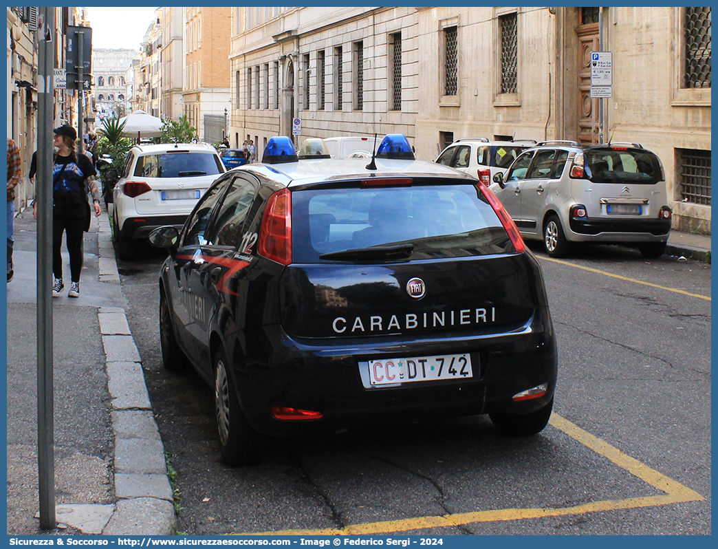 CC DT742
Arma dei Carabinieri
Comando Carabinieri Banca d'Italia
Fiat Punto IV serie
Parole chiave: CC;C.C.;Arma;dei;Carabinieri;Banca;Italia;Fiat;Punto