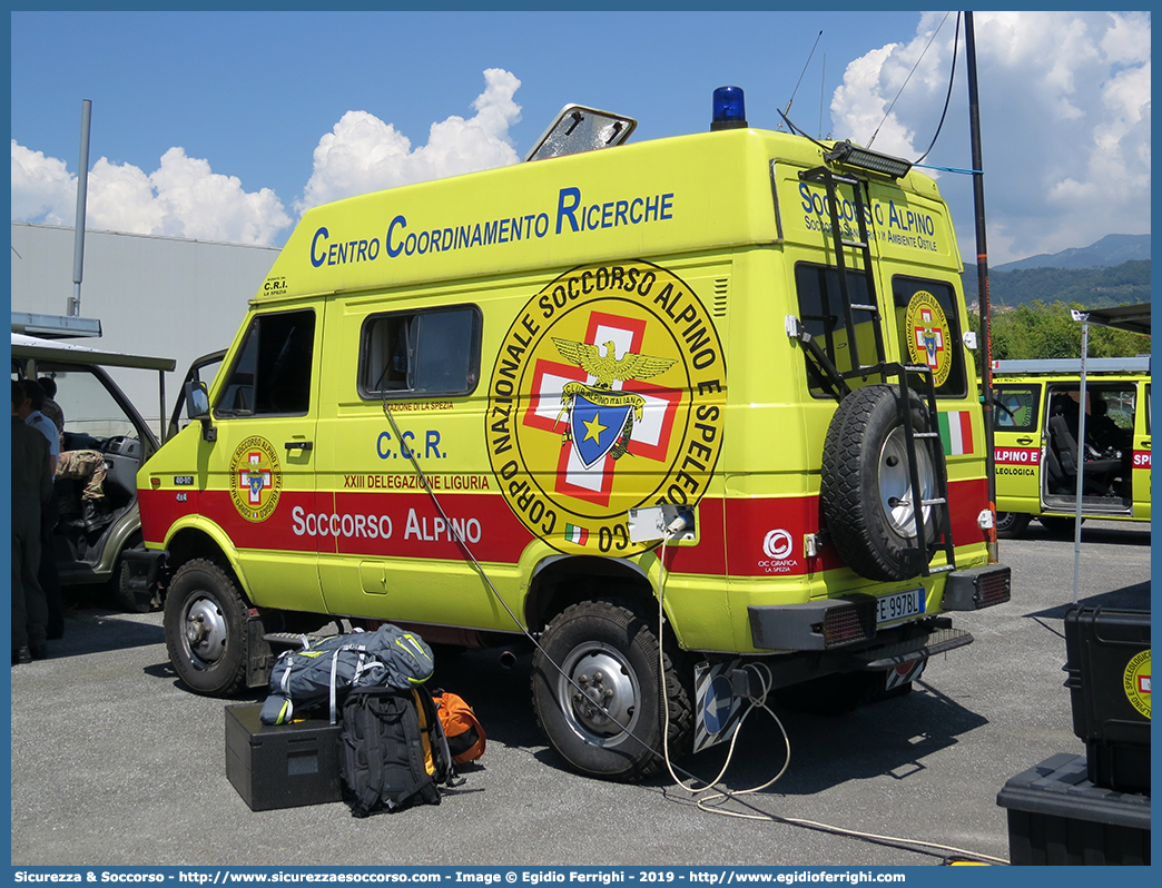 9-10
Corpo Nazionale
Soccorso Alpino e Speleologico
Delegazione Alpina
XXIII Liguria di Ponente
Stazione di La Spezia
Iveco Daily 40-10 4x4 I serie
Parole chiave: CNSAS;C.N.S.A.S.;Corpo;Nazionale;Soccorso;Alpino;Speleologico;Liguria;SASL;S.A.S.L.;XXIII;Liguria;Iveco;Daily;40.10;40-10;4x4