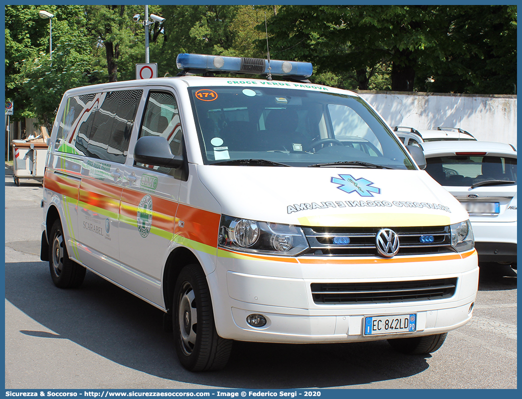 171
Pia Opera Croce Verde Padova
Volkswagen Transporter T5 Caravelle restyling
Allestitore Carrozzeria Battiston
Parole chiave: Pia;Opera;Croce;Verde;Padova;Ambulanza;Volkswagen;Transporter;T5;Trasporto;Organi;Equipe;Espianti;Battiston