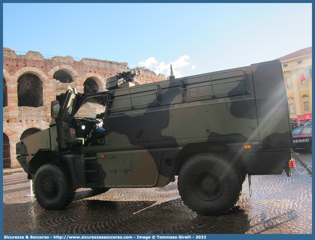 EI DA931
Esercito Italiano
Iveco VTMM "Orso"
Parole chiave: EI;E.I.;Esercito;Italiano;Iveco;VTMM;V.T.M.M.;Veicolo;Tattico;Medio;Multiruolo;Orso