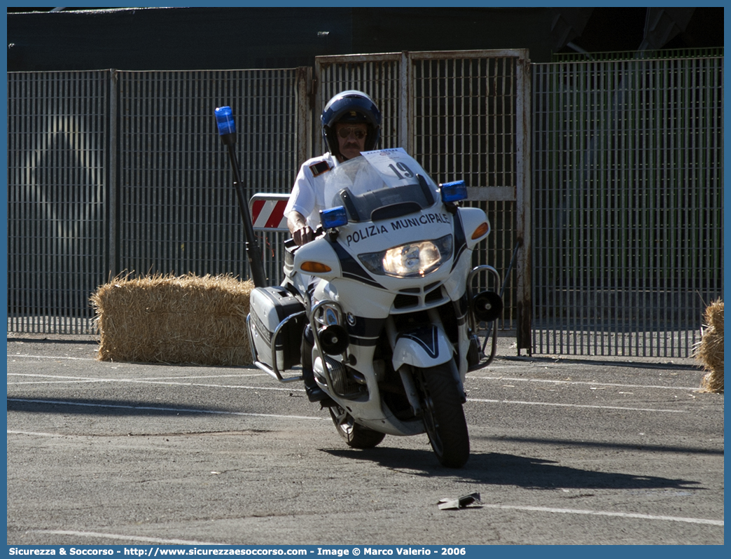 -
Polizia Municipale
Comune di Roma
Bmw R850RT II serie
Parole chiave: PL;P.L.;PM;P.M.;Polizia;Locale;Municipale;Roma;Capitale;Bmw;R850RT