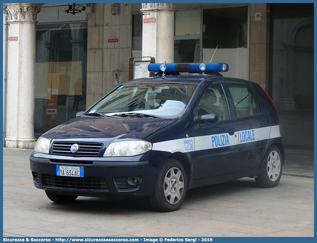 Polizia Locale YA634AC
Polizia Locale
Comune di Venezia
Fiat Punto III serie
Parole chiave: PL;P.L.;PM;P.M.;Polizia;Locale;Municipale;Venezia;Fiat;Punto