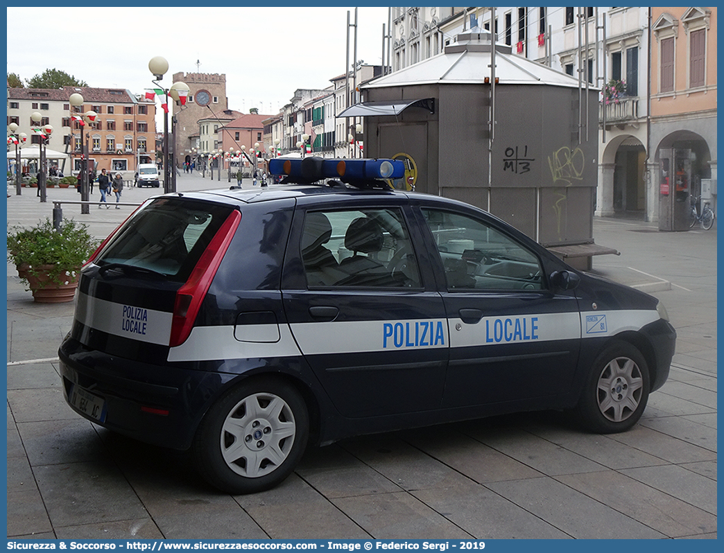 Polizia Locale YA634AC
Polizia Locale
Comune di Venezia
Fiat Punto III serie
Parole chiave: PL;P.L.;PM;P.M.;Polizia;Locale;Municipale;Venezia;Fiat;Punto