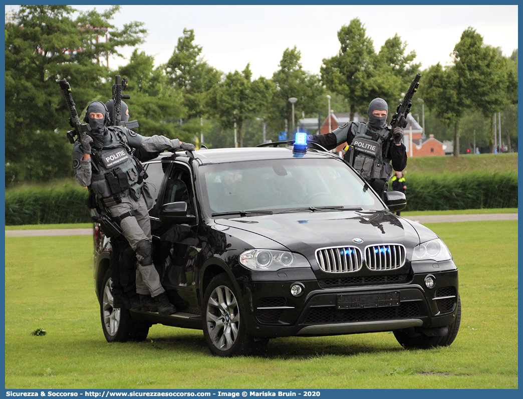 -
Koninkrijk der Nederlanden
Korps Nationale Politie
BMW X5 II generation
Parole chiave: Koninkrijk;der;Nederlanden;Korps;Nationale;Politie;BMW;X5