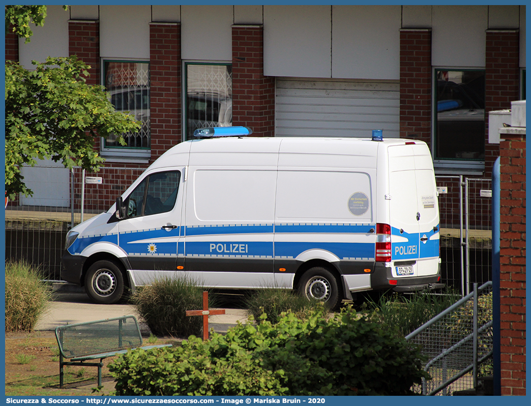 BP 29-29
Bundesrepublik Deutschland
Bundespolizei
Mercedes Benz Sprinter III generation facelift
Conversion by Binz GmbH
Parole chiave: Repubblica;Federale;Germania;Bundesrepublik;Deutschland;Bundespolizei;Mercedes;Benz;Sprinter;Binz