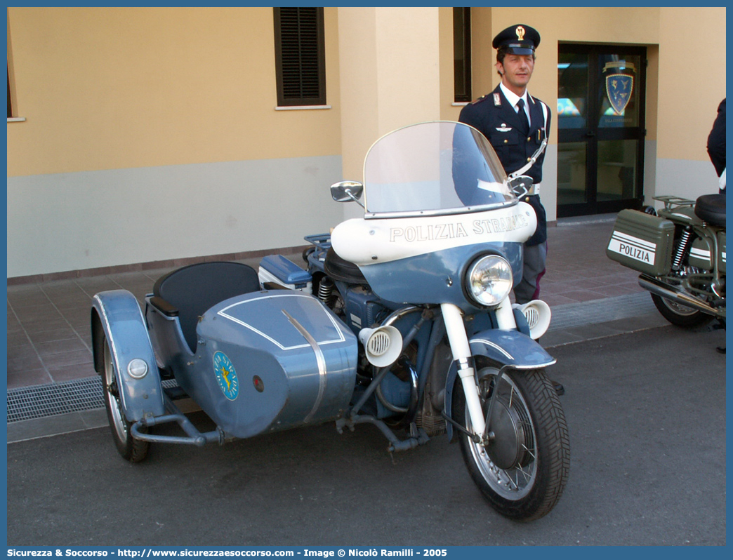 Polizia 41103
Polizia di Stato
Polizia Stradale
Moto Guzzi V7 Sidecar
Parole chiave: PS;P.S.;Polizia;di;Stato;Stradale;Moto;Guzzi;V7;Sidecar